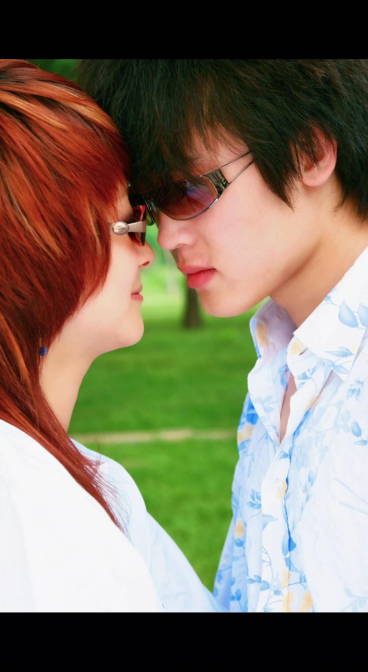 💑 阳光把影子叠成心形💚，墨镜藏不住眼里的星光✨。青春是场盛大碰杯，碰碎了时