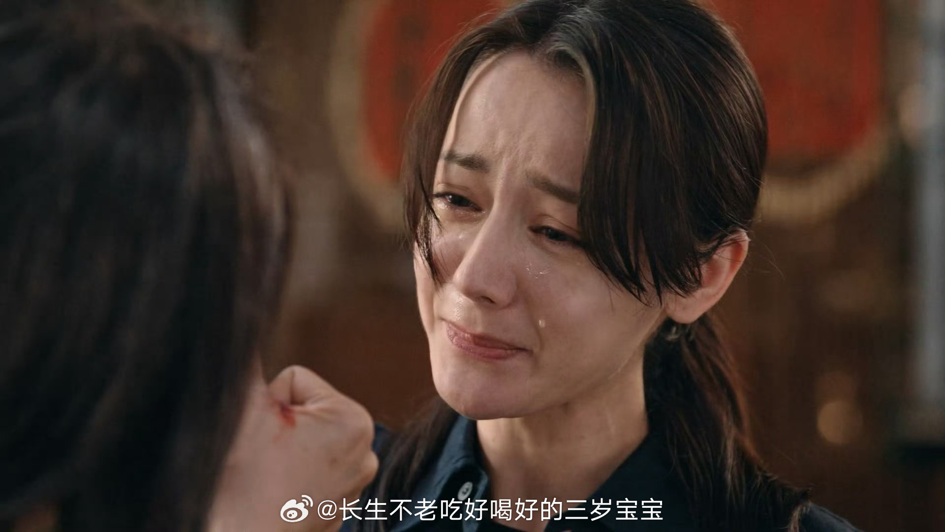 利剑玫瑰大结局从坚毅到崩溃切换绝了！最后绣警号时手指发抖的细节，谁再说她只会美艳