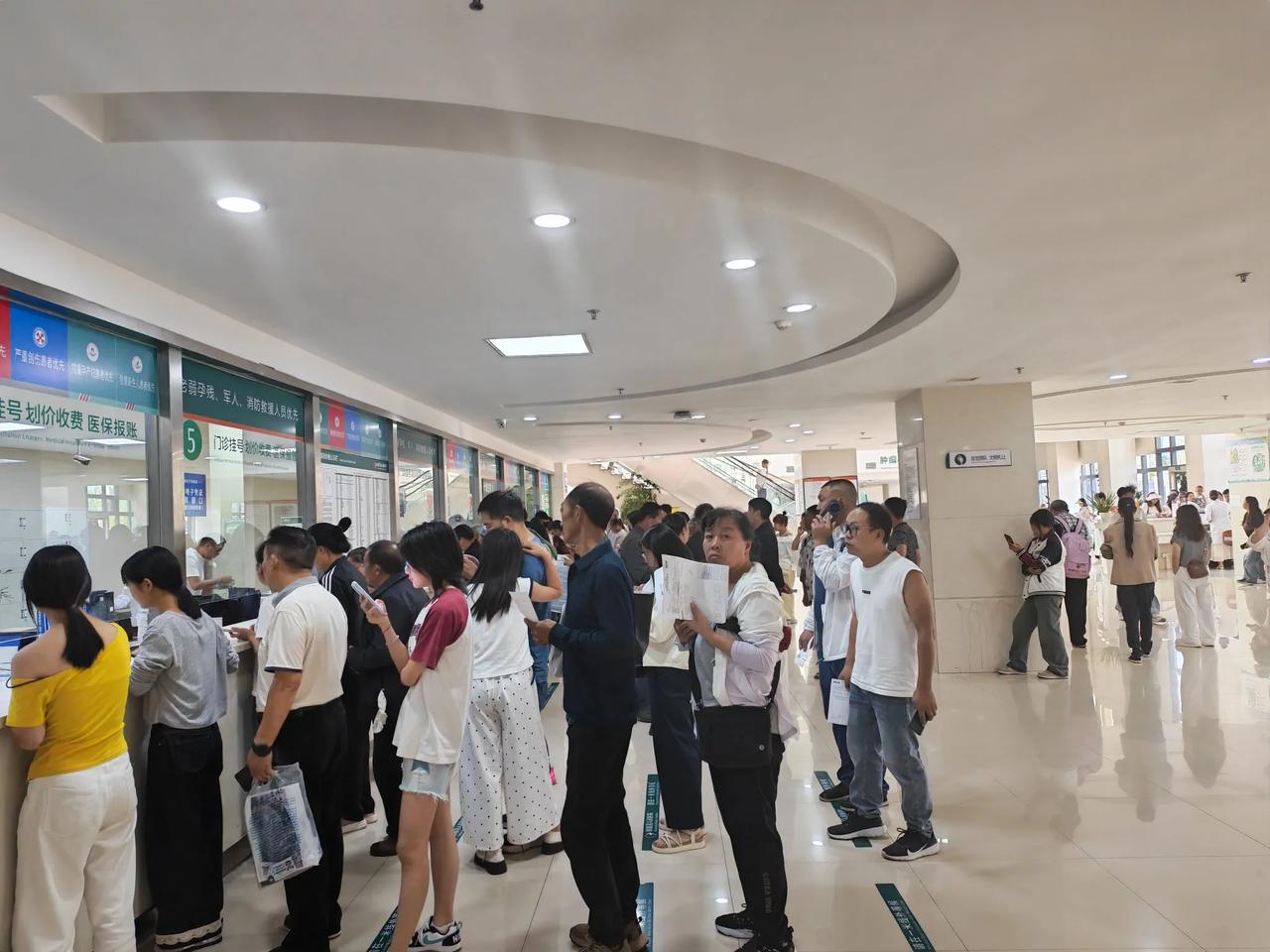 【旅途见闻：镇雄县医院的人太多了】云南镇雄县是全省第一人口大县，时至今日，还保留