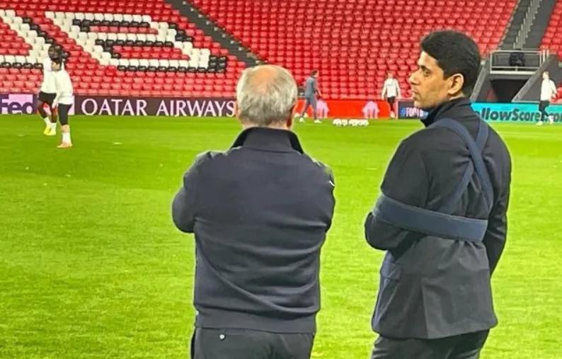 《马卡报》报道，巴黎圣日耳曼主席纳赛尔手打石膏，看球队训练。巴黎圣日耳曼已抵达毕