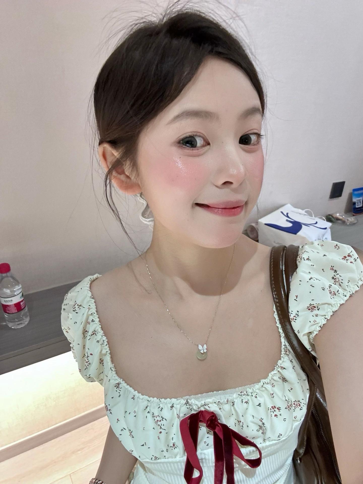 报告今天化了个很喜欢的妆 一整天都会很开心，女孩子的快乐也是很简单