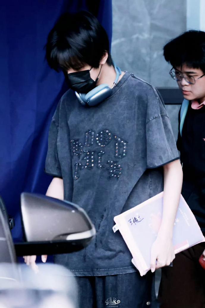 王橹杰拿着剧本上班王橹杰带着剧本上班 王橹杰今天上班时手里拿着剧本，看样子是在忙