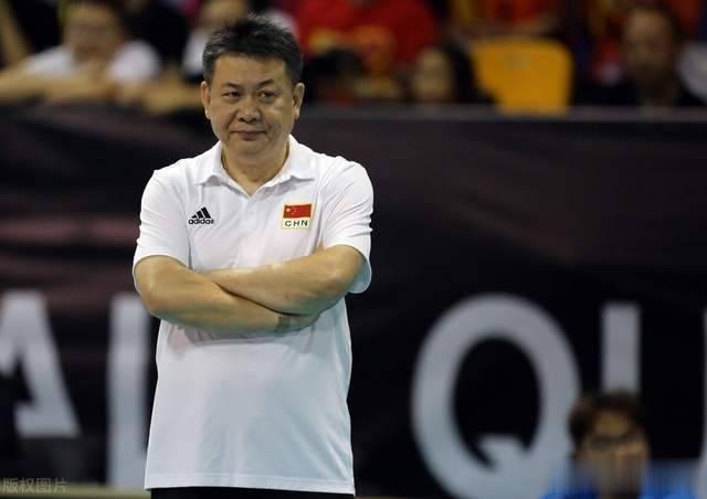 #女排被荷兰逆转# 蔡是真蔡，人家其他国家队教练都拿着个本本现场记录指挥，他就会