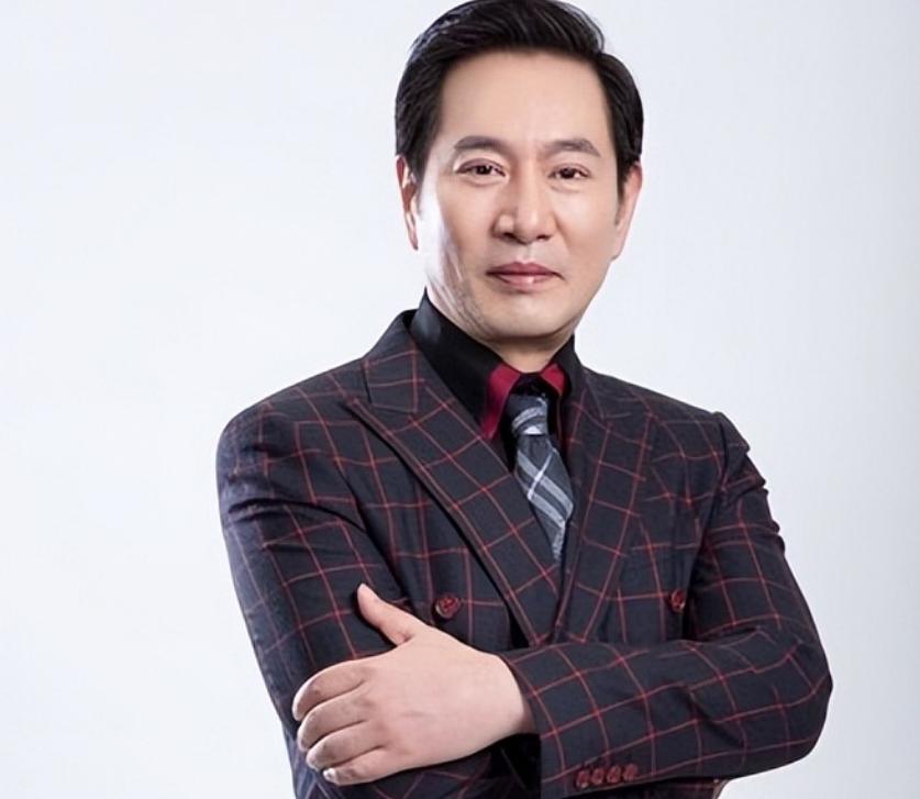 一次，记者问52岁的姚刚，你长得浓眉大眼、英俊帅气，不结婚太可惜了。

姚刚说，