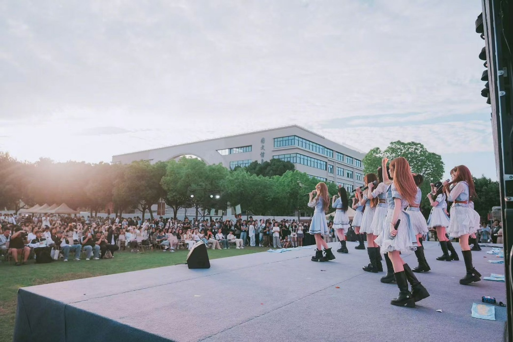 本毕业党真的被丝芭女团治愈了，6月9日贸大站SNH48的每一首歌都像在跟青春告别