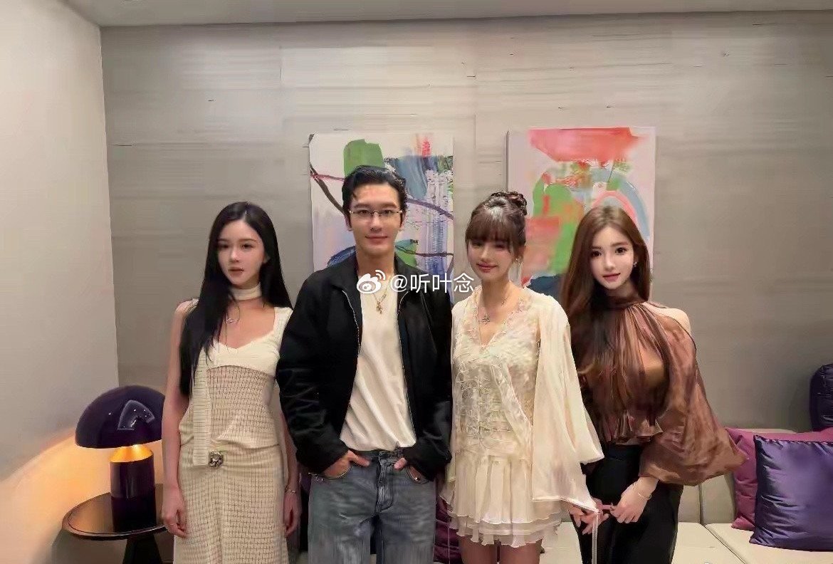 怎么总感觉黄晓明真的很喜欢和长得像叶珂的女生合影