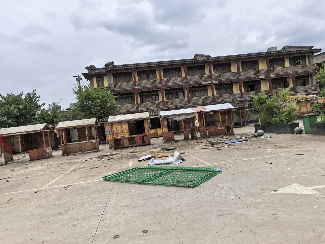 官渡区的官渡古镇的这个美食城怎么全都拆除了呢！在这个停车场边上，是不是有什么大动