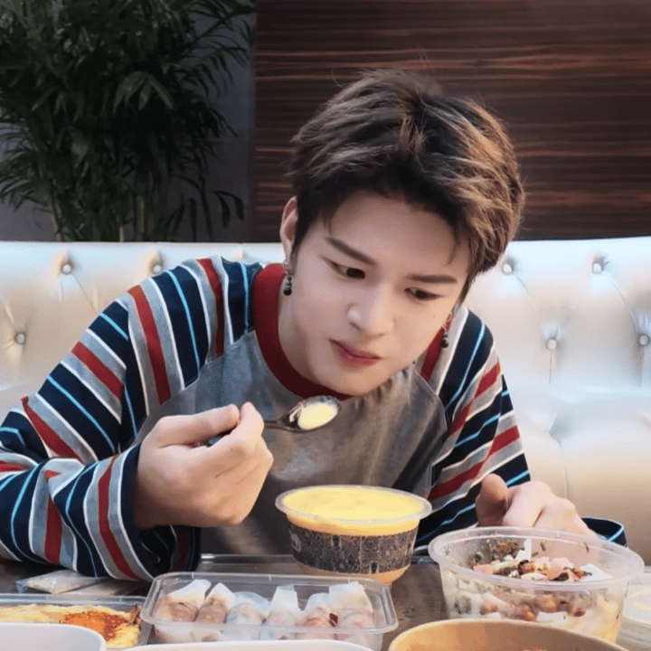 狗儿对食物的谨慎程度belike：蒯了一大勺只敢舔勺子屁股 ​​​