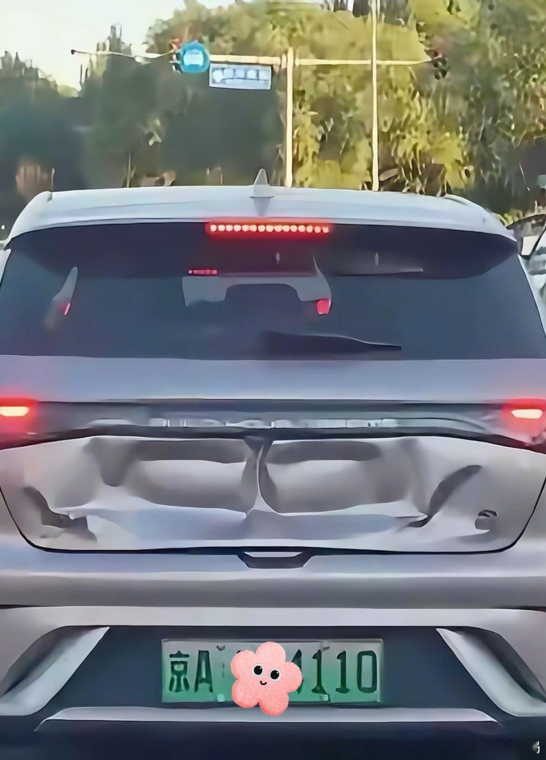 有些车，一看就知道被什么撞得 ​​​