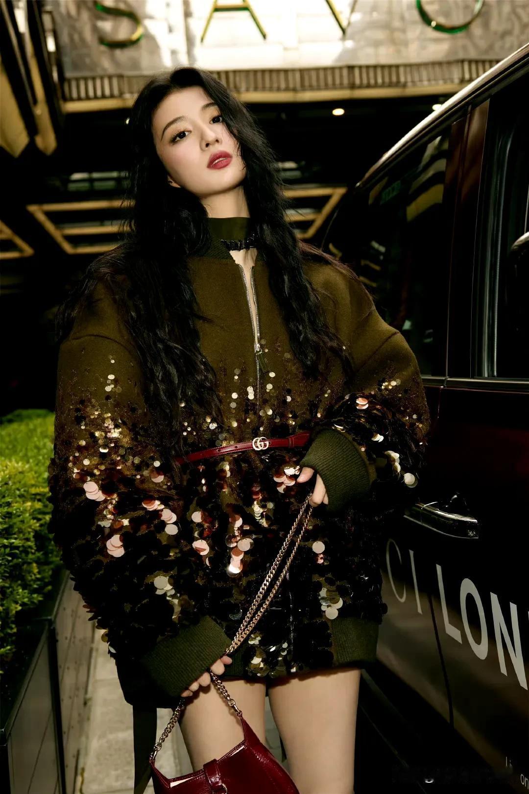 王楚然这组热烈酷感氛围写真太绝了！照片里，她眼神犀利又充满故事感，仿佛藏着无数秘