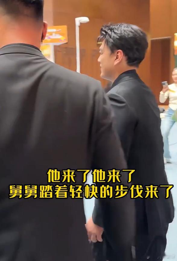 王耀庆商务休闲风重出江湖 王耀庆真的太会穿了，商务休闲风被他诠释得超绝，上身西装