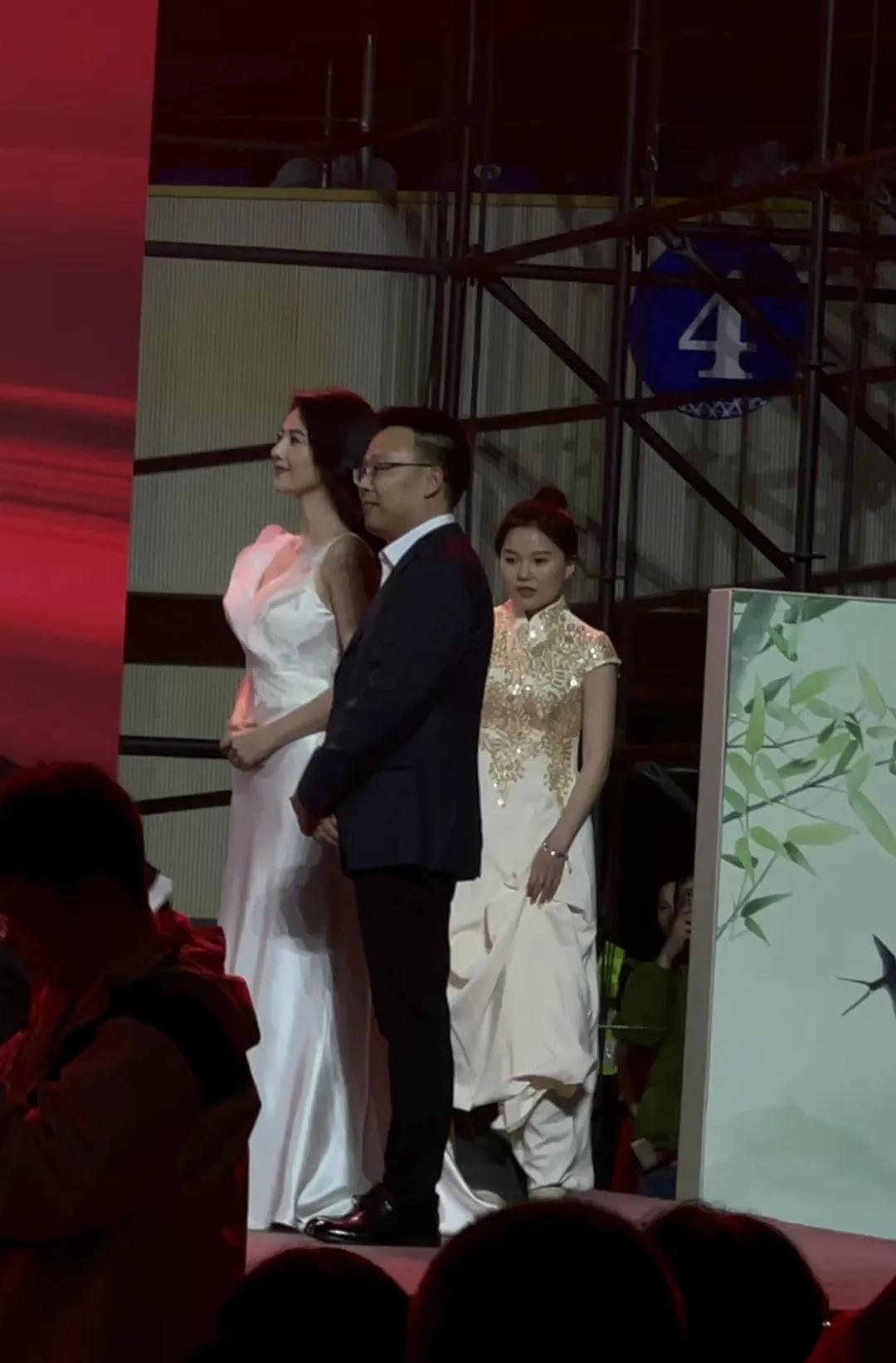 高圆圆最新活动造型，好大气的长相，一副国泰民安的脸，45岁了还是那么美，褪去了青