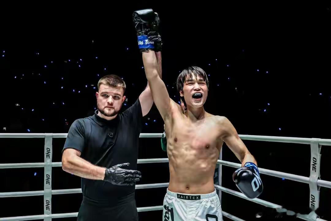 52秒速胜！周口小将刘梦阳TKO泰拳王 剑指苏波邦金腰带 12月19日晚，泰国曼