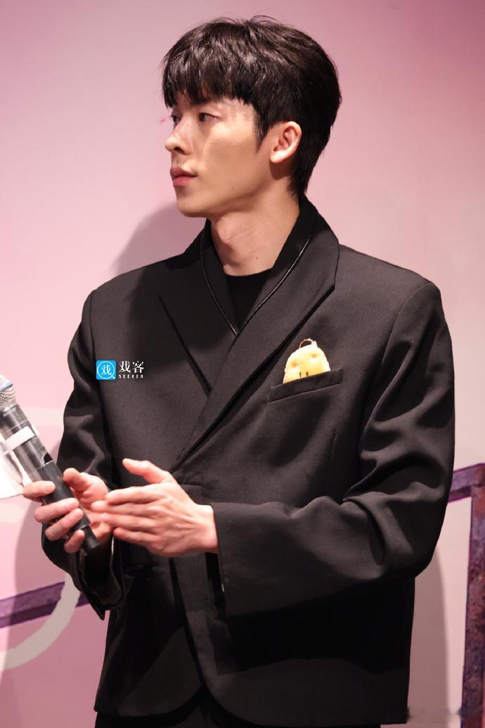 许光汉回应吻到翘脚 许光汉吻戏翘脚不是套路，是结合重力和角色的临场调整，把情感藏