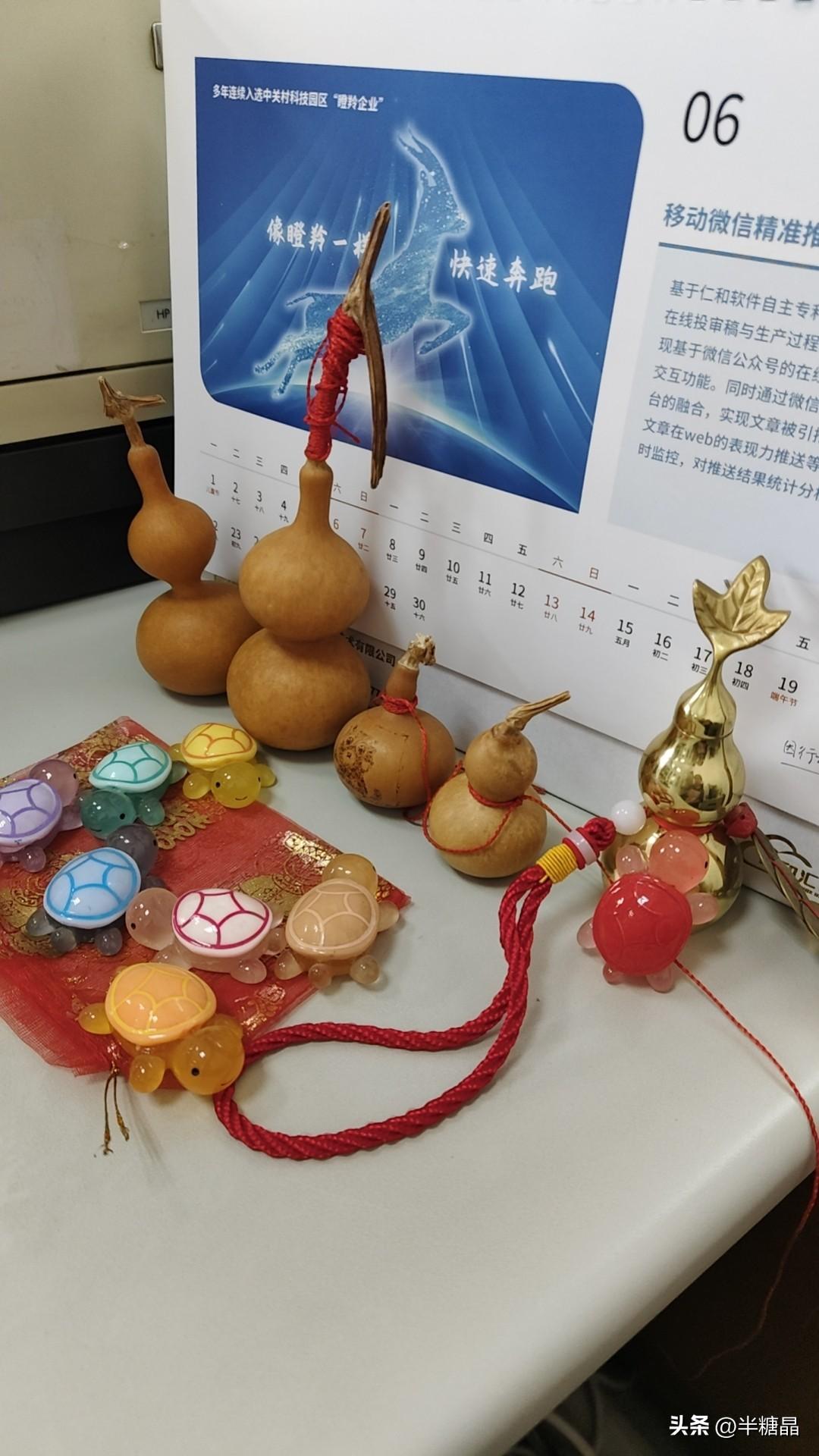 小的时候女儿特别乖，我给她买格力童话、安徒生童话的书。当她会用铅笔的时候，我就让