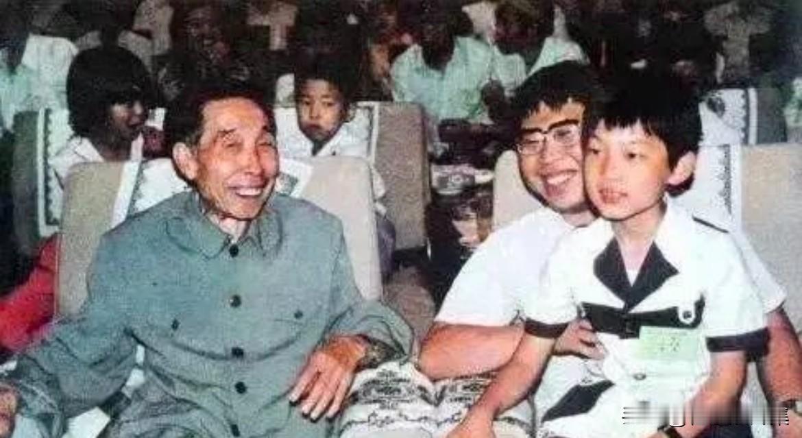 中国围棋界三代国手过惕生、聂卫平与幼年常昊的合影。过惕生是中国现代围棋元老，19