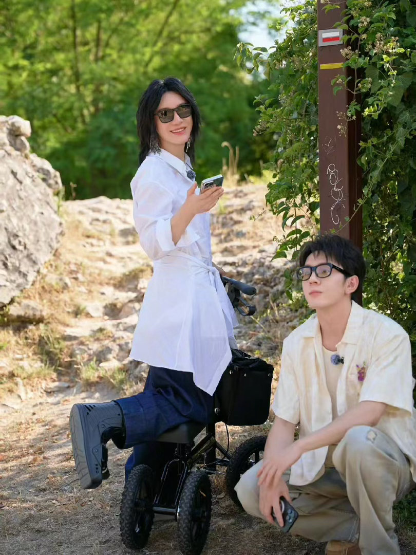 尚雯婕说跟李佳琦很合拍尚雯婕给李佳琦写了一首歌超惊喜综艺售后，以为随口说说，结果