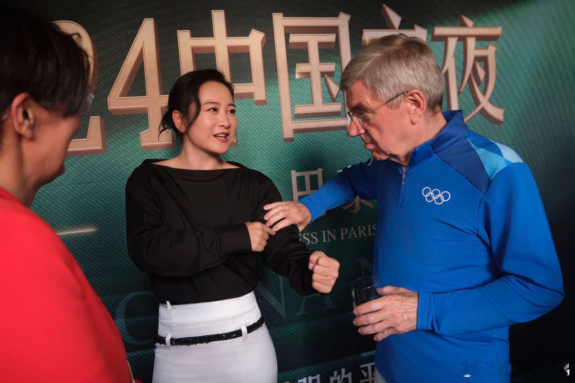 #巴赫捏贾玲肌肉# 哈哈哈哈巴赫你…见到贾玲竟然先捏了捏我们玲儿姐的肌肉哈哈哈，