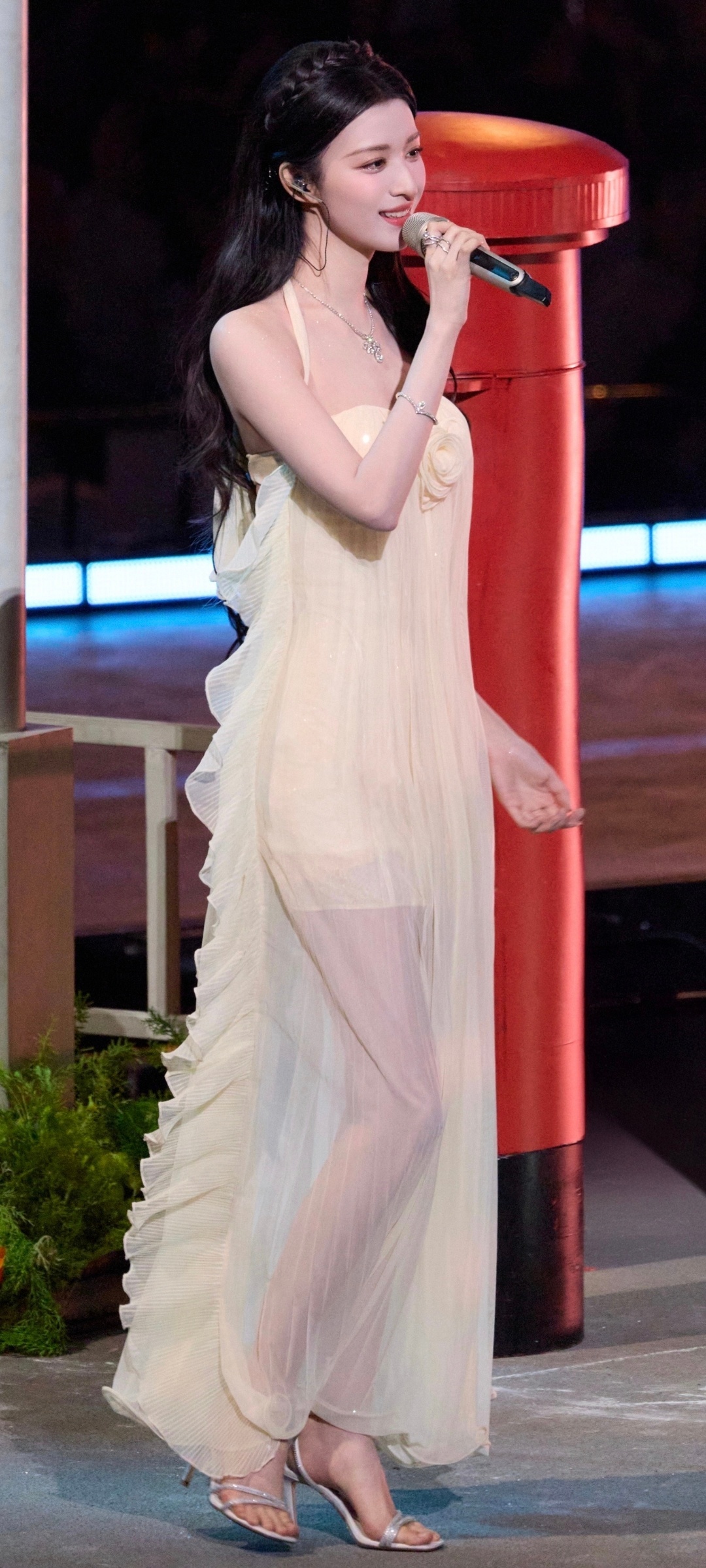 王楚然跨年晚会造型祝美船新的一年事业更上一层 王楚然唱啥了光看脸了