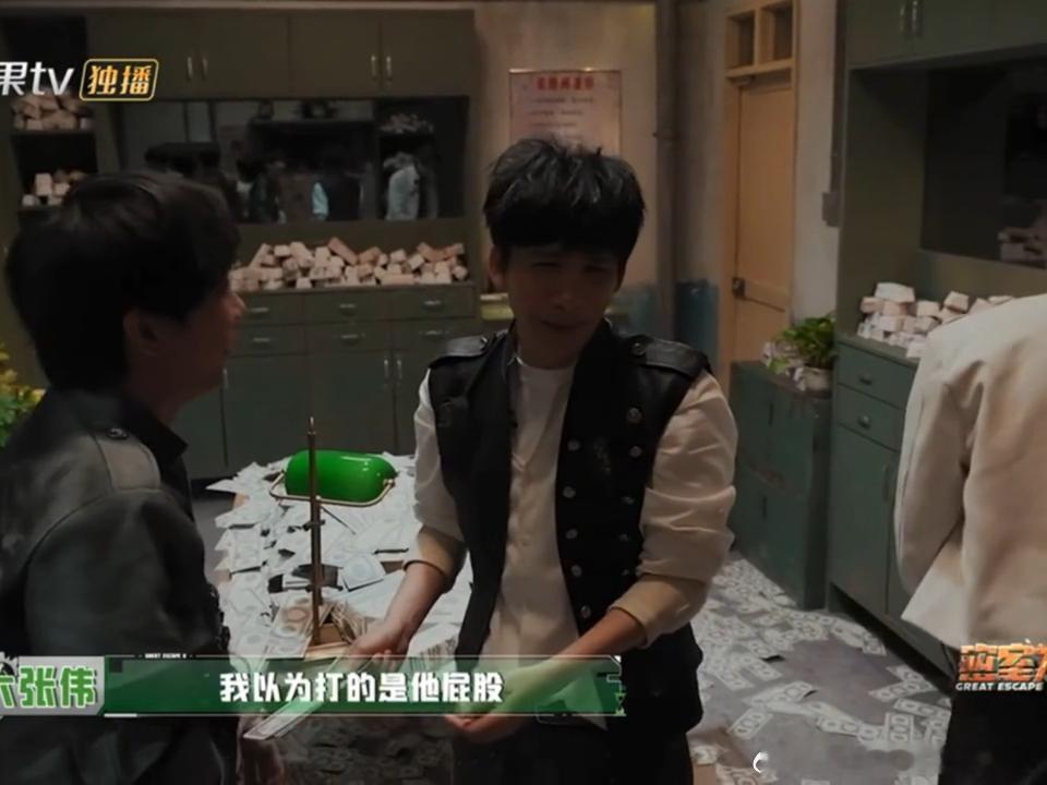 彭昱畅许凯就这样抱一块了大张伟没想到许凯手在彭昱畅屁股上密逃现场秒变小品现场😂