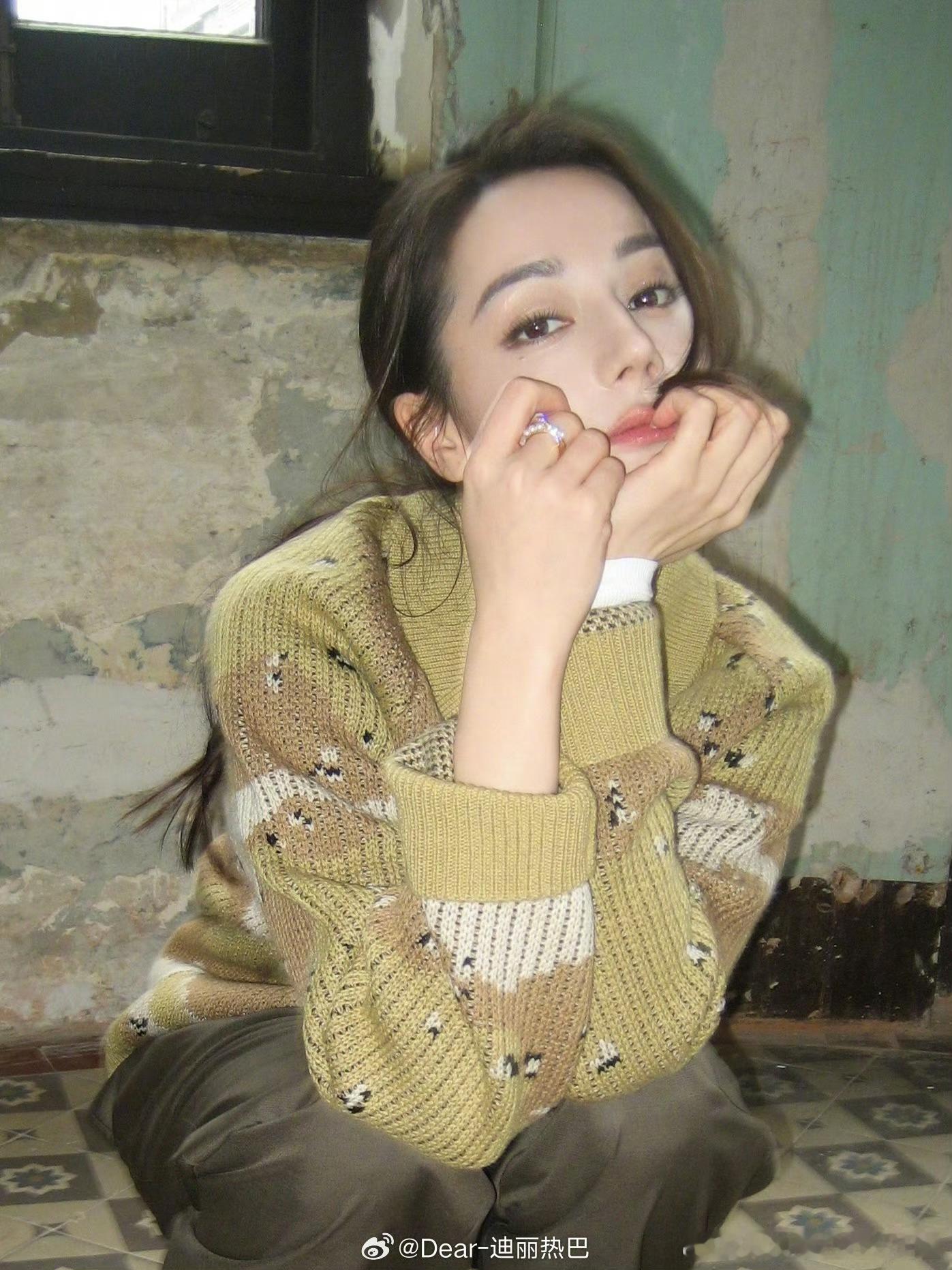 迪丽热巴俏皮毛衣look 美女又放饭咯，这次是毛衣热巴 