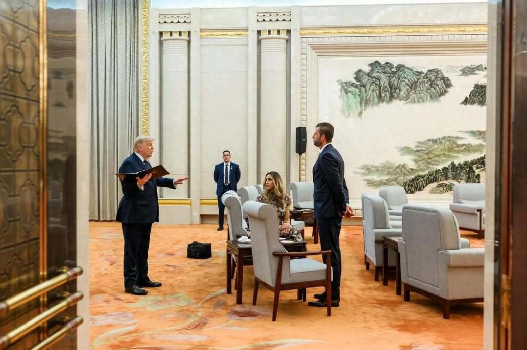 特朗普出席国宴前还在紧张排练，这一幕确实惊到了不少人。特朗普访华期间的“花絮照”