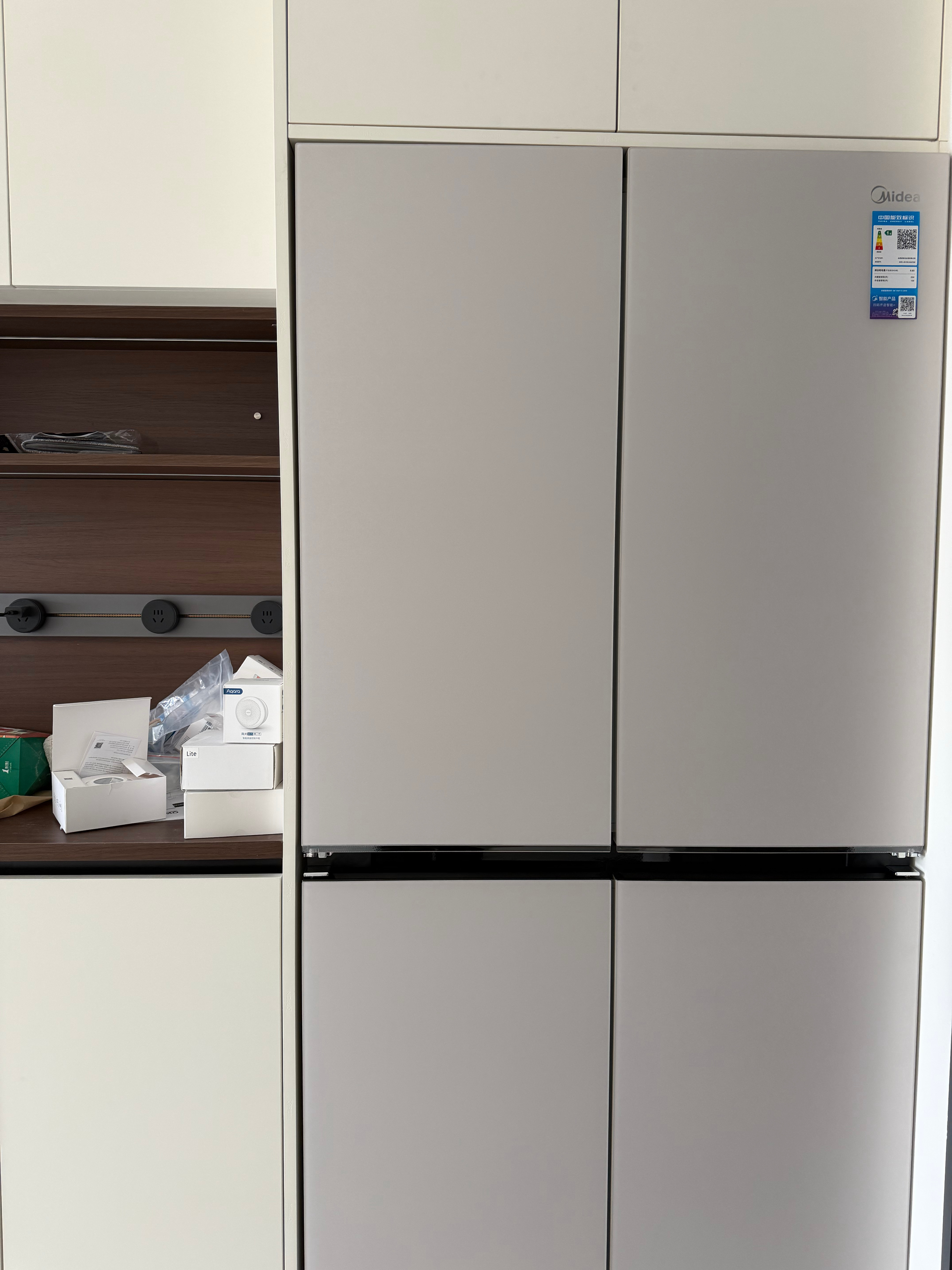 装修多少还是要翻点车的，按美的冰箱的要求留的空间做的柜子，装进去以后冰箱门打卡顶