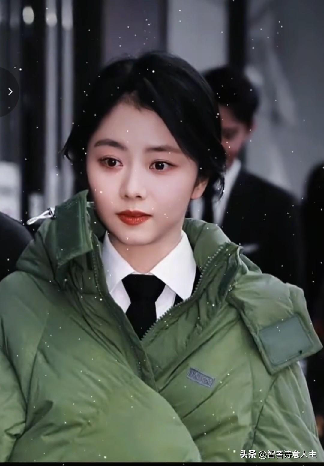 冬天这样穿好有辨识度，松韵这搭配美得独特又暖和。浅绿色西装穿搭 明星 [赞][赞