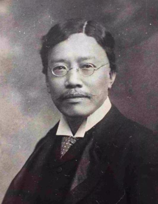 北大第一任校长严复说：“物质的贫穷，能摧毁你一生的尊严，精神的贫穷却能耗尽你几世