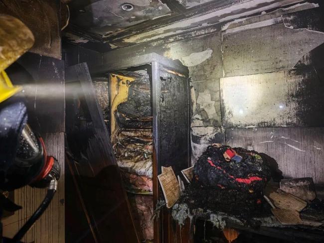 近日，泰州海陵区一栋三层民房深夜突发火灾。经初步勘查，起火点位于房间内的电动窗帘