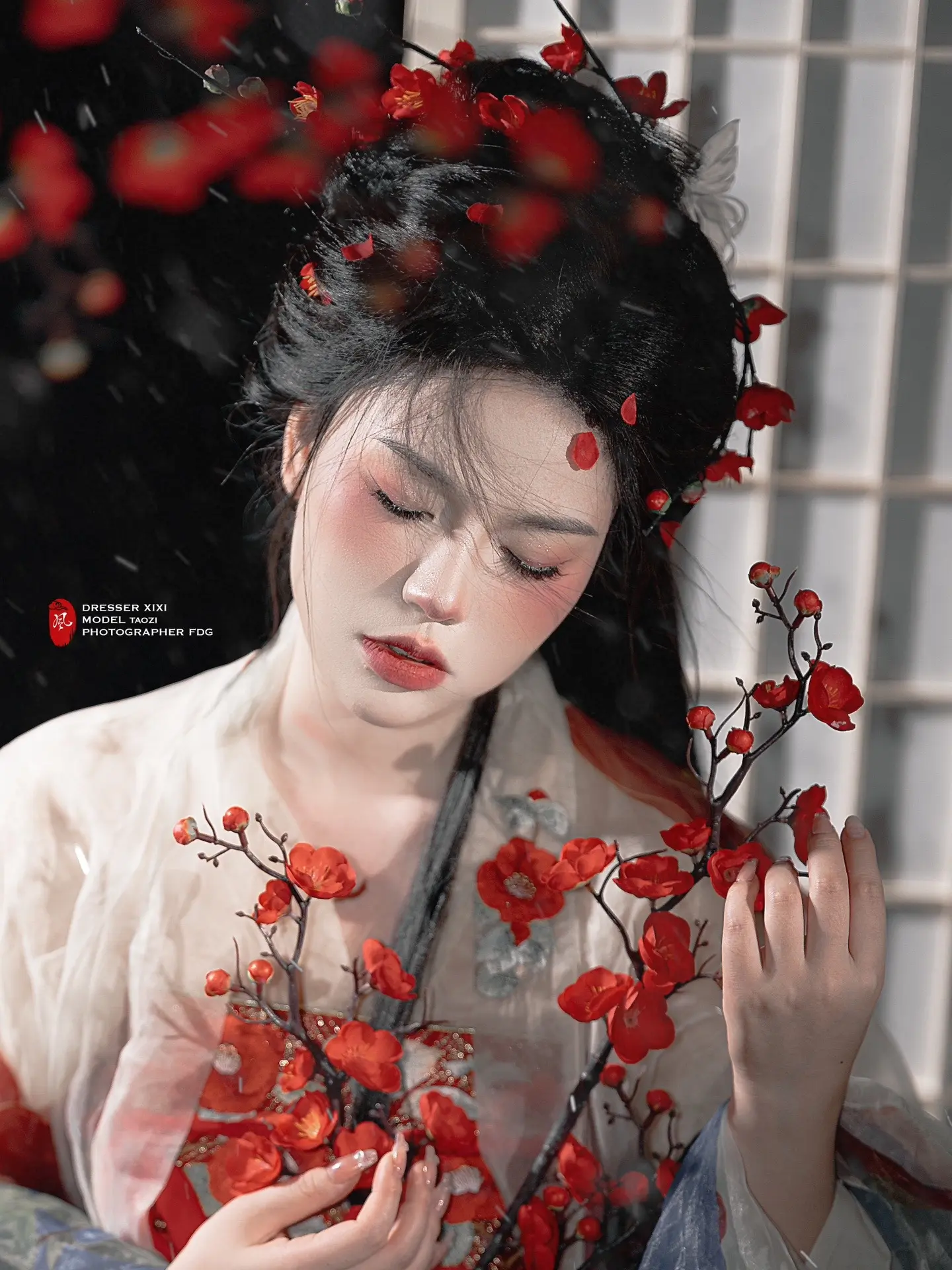 折梅丨广州📷。❄️雪覆青瓦白墙间，寒梅一枝独争妍。