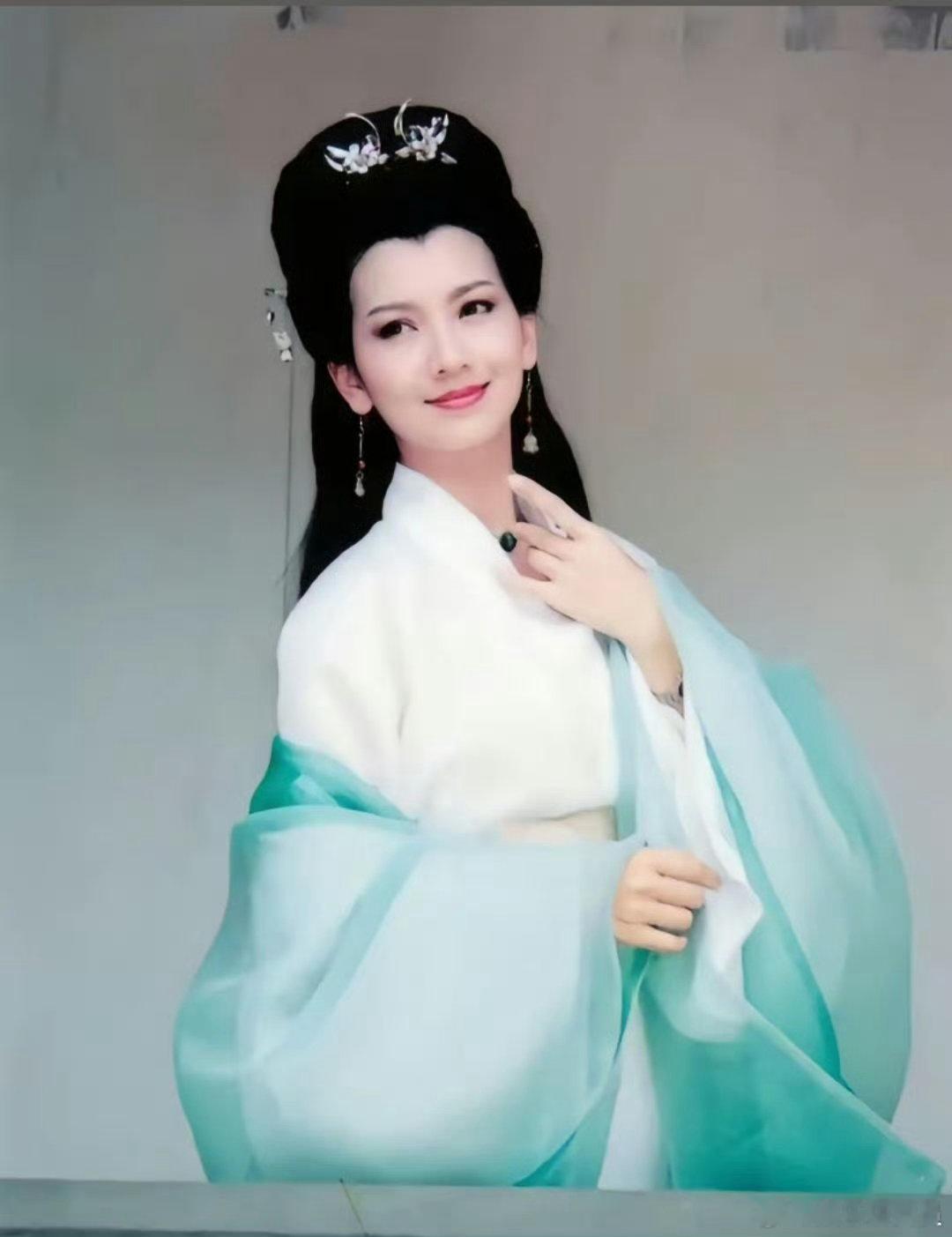 赵雅芝还和白娘子一样眼里有光  看到赵雅芝，就像看到了童年的美好回忆。她的眼神依