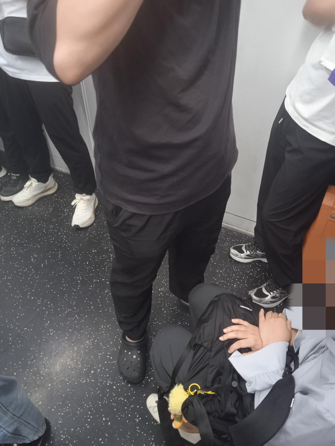 今天继续啊，北京地铁15号线小马扎又开始疯狂了，刚刚上车，来了第一个年轻女的来蹲