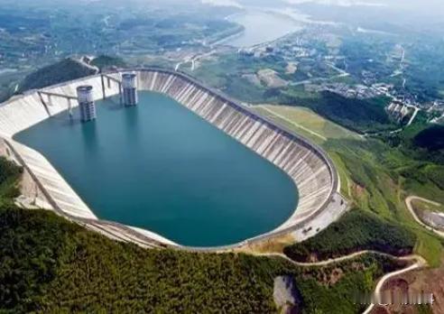 有人质疑国家斥巨资在山区建造的抽水蓄能电站，认为用100度电抽水，却只能发出80
