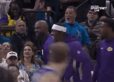 不可思议！里弗斯惊鸿一扣，让整个湖人的板凳嗨了起来！
半场结束，东契奇已经砍下2