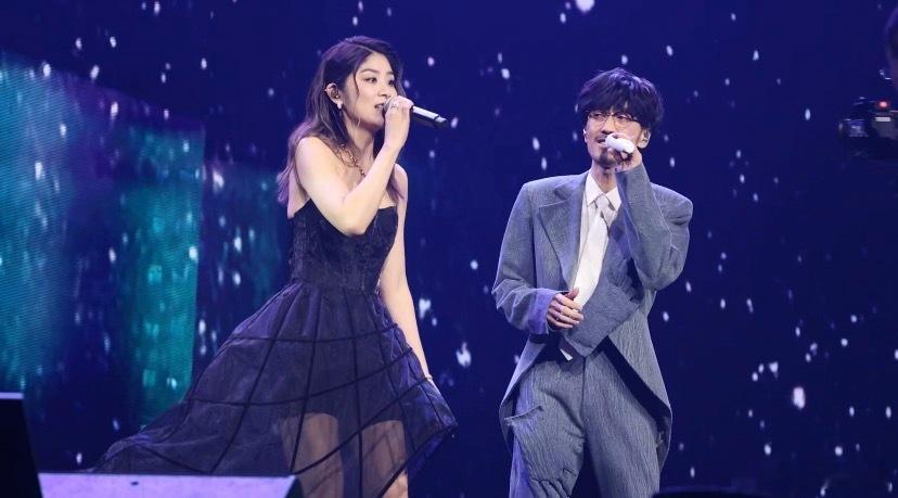 不早说周传雄陈慧琳是青梅牛马 好好好还得是你小刚！和陈慧琳同台就直接合唱，这波情