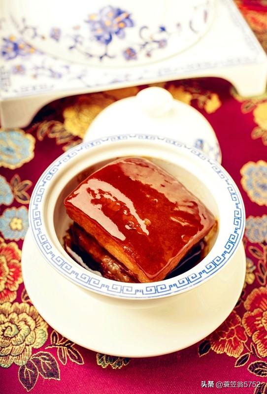 东坡肉的故事，藏着苏轼从徐州到杭州的三段人生与为官之道。
一、徐州：萌芽与与民同