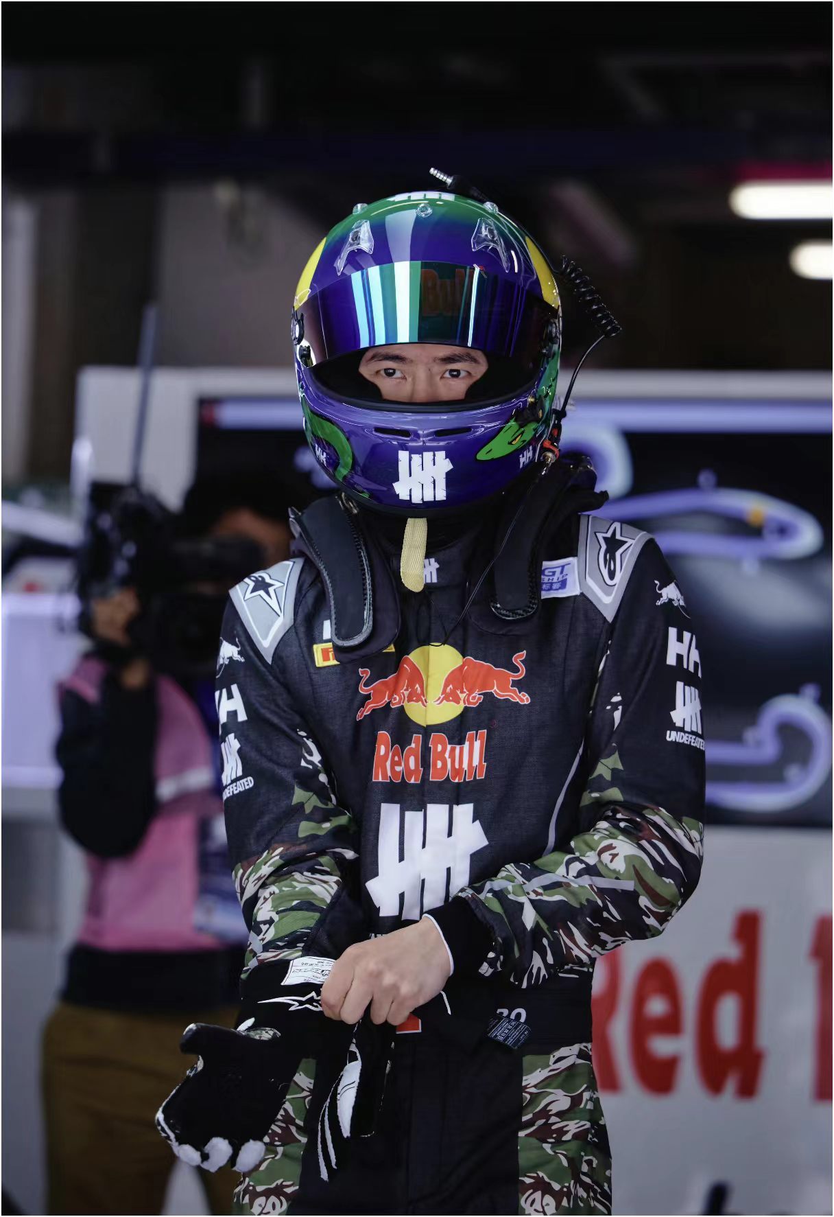 王一博累出双眼皮近期密集工作与各类行程压得人喘不过气，硬生生累出清晰双眼皮，整个