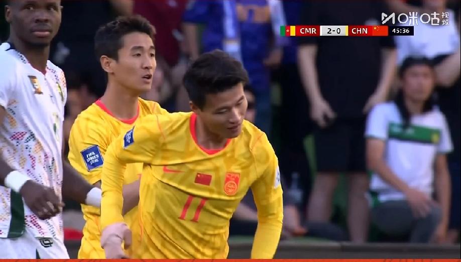 国足下半场一开场浪费了一个必进的单刀球，真的太可惜了。这时候怪谁都没用，只能怪国