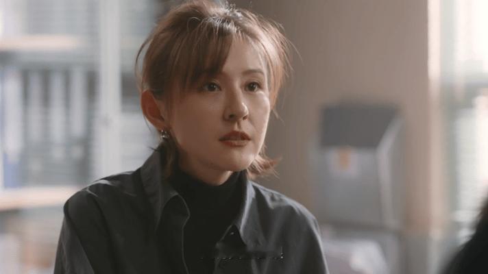 热依扎新剧抓钱的喜悦不像演的  热依扎在新剧里抓到钱的样子，实在是让人越看越觉得