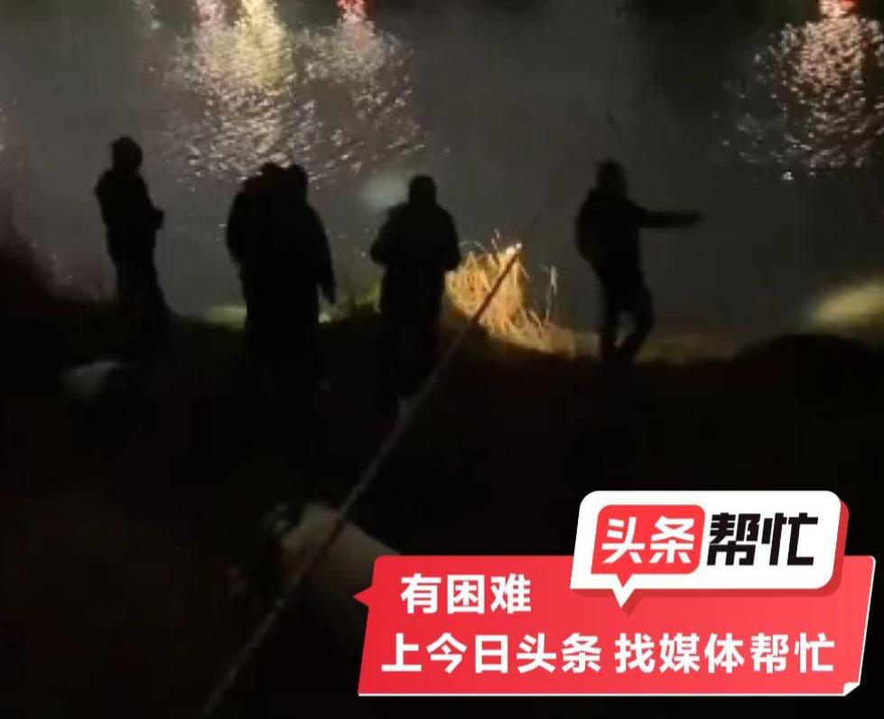 湖南娄底，一女子深夜和4名男子打麻将，打完麻将又喝酒。
凌晨2点女子情绪异常，4