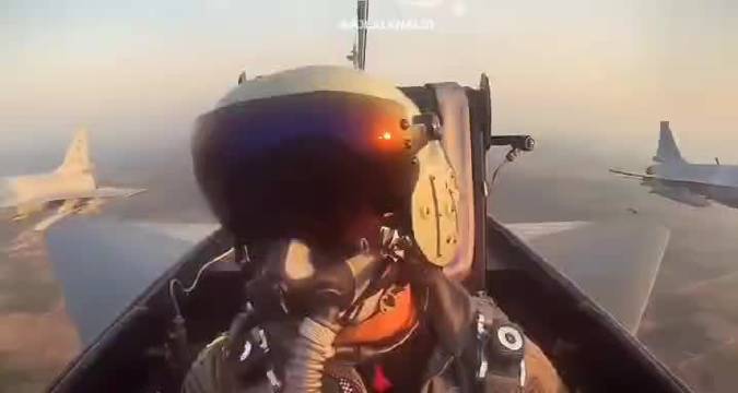 “巴基斯坦空军歼-10CE座舱视角，与JF-17进行密集编队，以及单机飞行表演。”太惊艳了。#军事#
