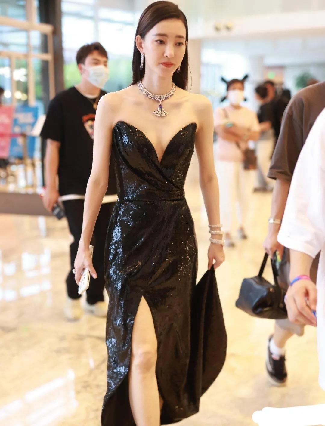 王丽坤素颜也太美了吧，生图也这么能打，真是天生丽质难自弃，女神范十足啊！