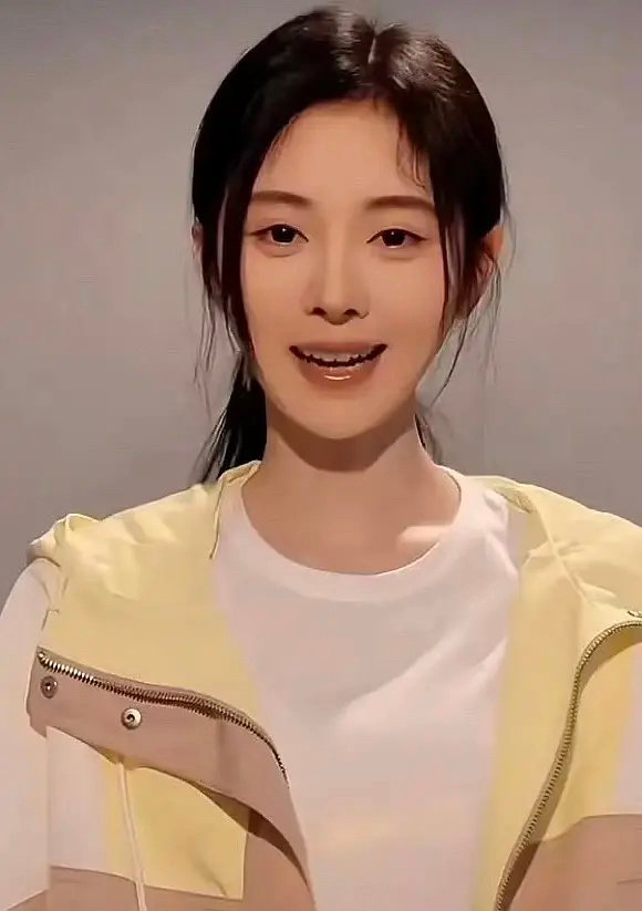 今日偶然看到一张照片，居然是鞠婧祎，不得不说她的脸真的如同千变万化的魔术，每次出