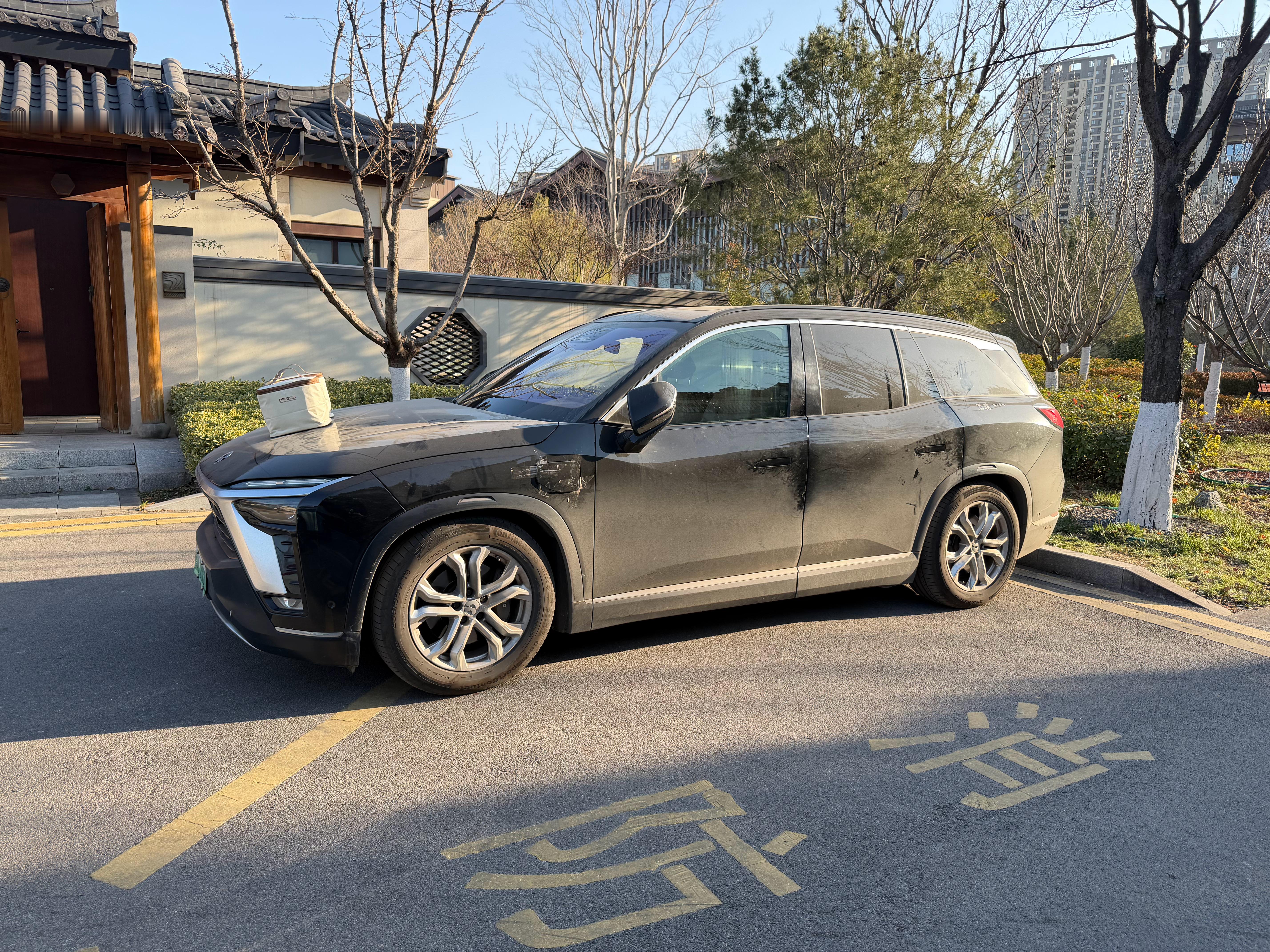 这蔚来车主会过日子啊，2000一晚的酒店住着，该省省该花花，缝缝补补又3年 