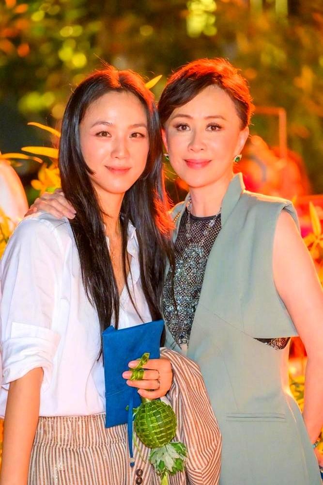 都以为刘嘉玲和汤唯不对付？看图说话真不行。

照片里一个大背头霸气，一个长卷发松
