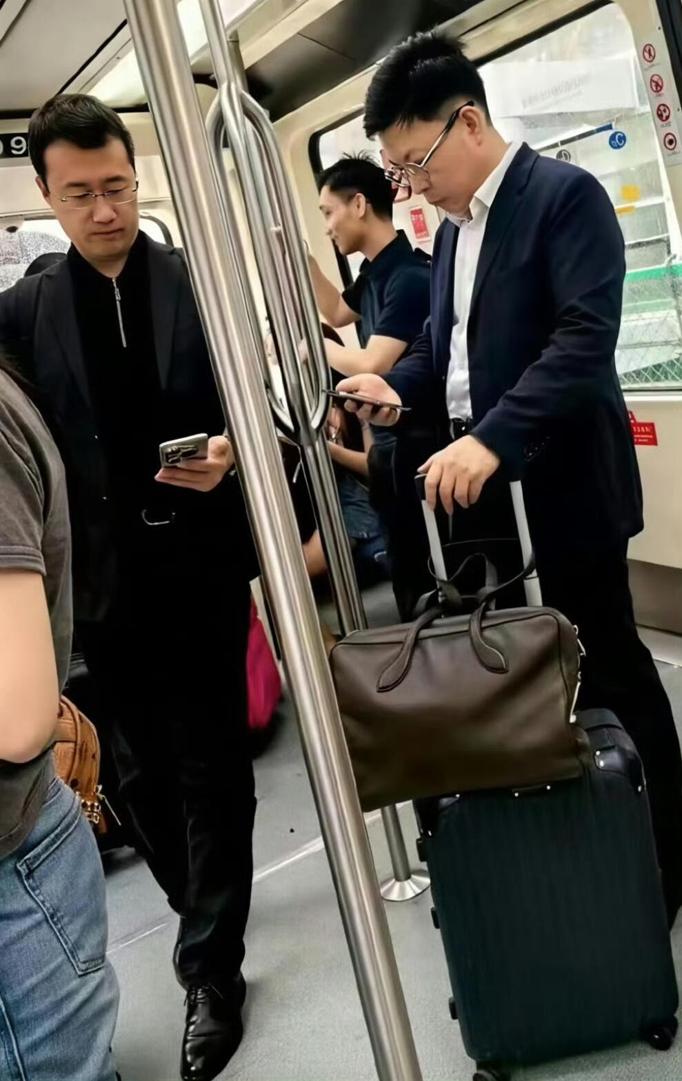 网友偶遇余承东和何刚，居然还没座😂看着不像作秀，这也太低调了吧，华为管理层与员