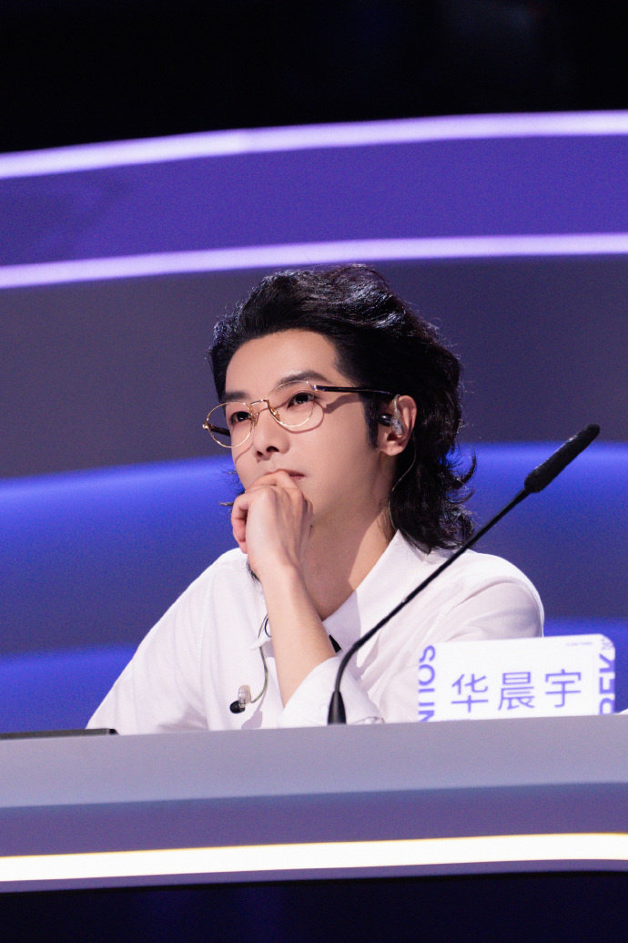 华晨宇13年快男夺冠种下的种子，终于在夏哲轩身上开花！舞台获偶像夸奖，这感觉不要