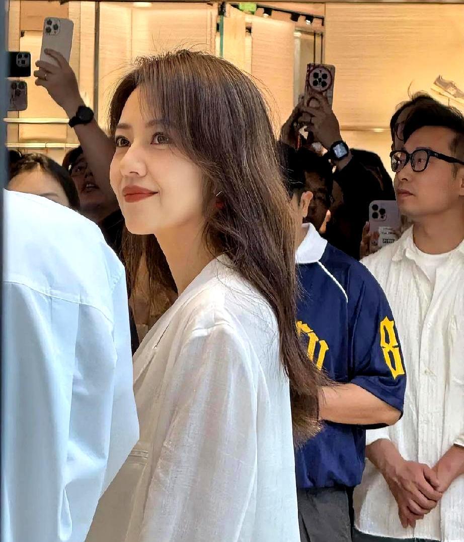 快50的高圆圆，状态甩不少20+小姑娘八条街。
 
刚拿了2026年CMG年度影