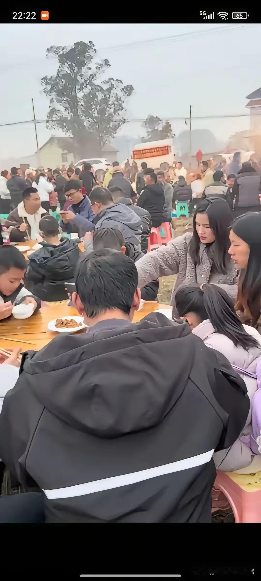 春晚的华丽舞台遇冷，重庆合川的杀猪宴却火成顶流，这哪儿是偶然，分明是大家憋坏了对